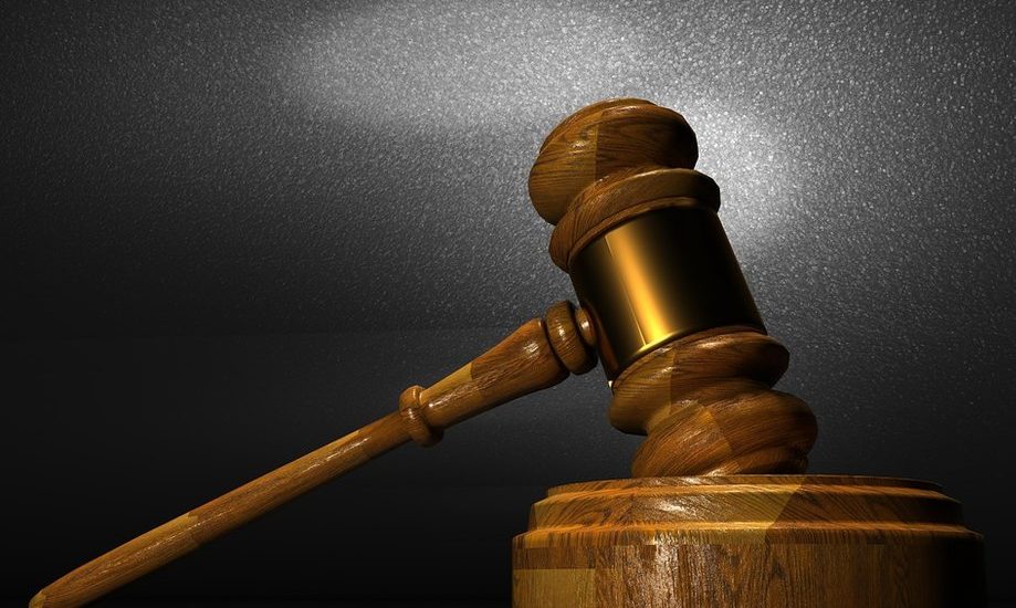 Súlyosabb büntetést kér az ügyészség a lángoló autóban migránsokat magukra hagyó embercsempészekre