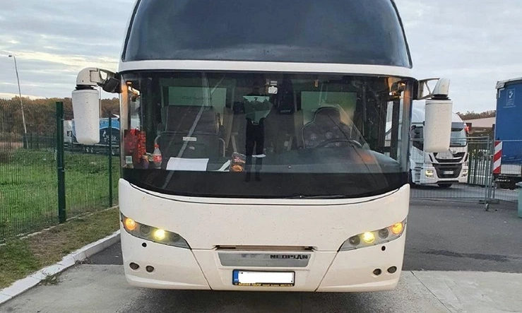 Nagy mennyiségű cigarettát találtak a szerb vámosok egy busz pótkerekében (Fotó)