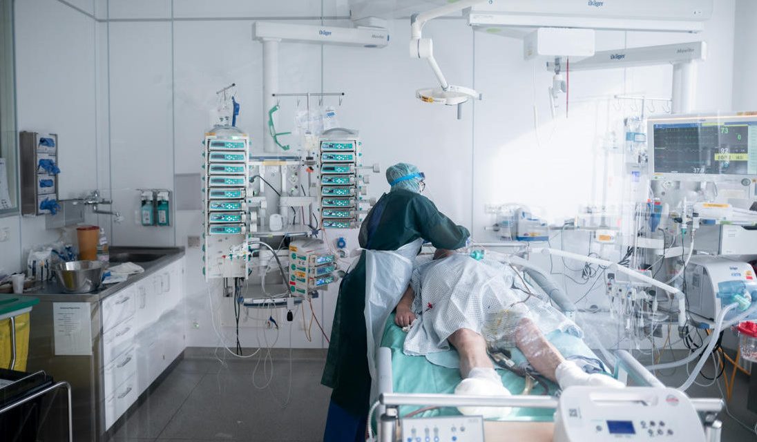 Bárki hordozhatja a vírust Magyarországon, ahol a kórházi realitás földbe döngöli a kormányzati optimizmust