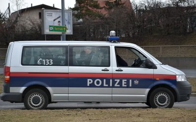 Késsel fenyegetőzött egy szerb fiatal Bécsben, a rendőrök súlyosan megsebesítették