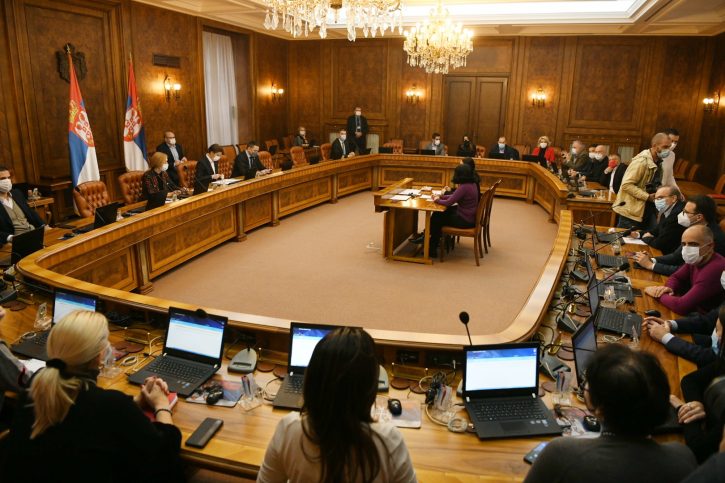 Kedden 21 órakor mindenkinek zárnia kell