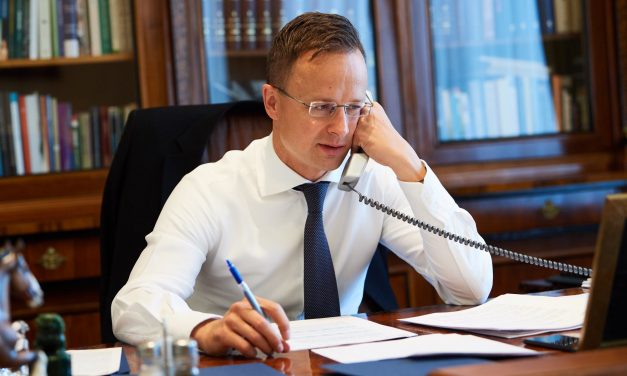 Szijjártó: Kiállunk Ukrajna mellett