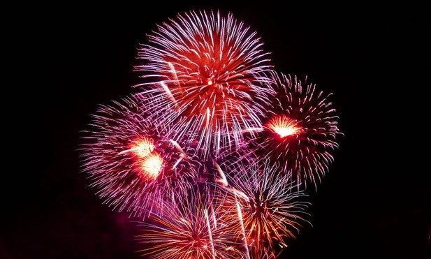 22 órára halasztották a tűzijátékot