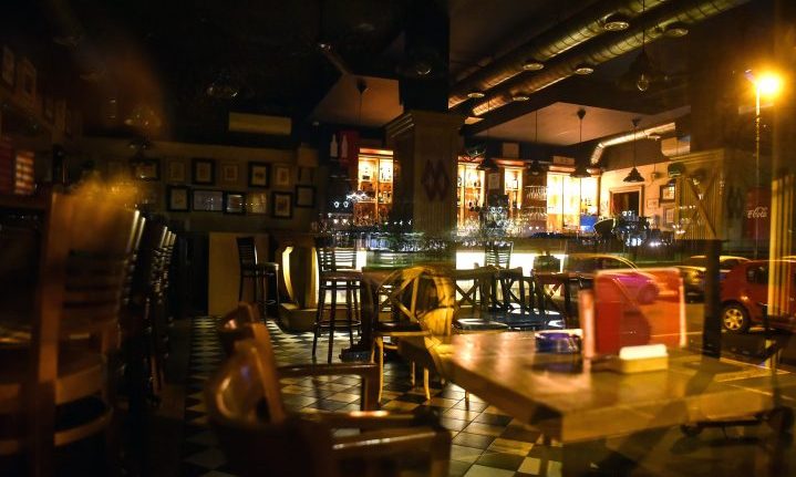 Hivatalos: Szilveszterkor és január elsején 18 óráig dolgozhatnak a szórakozóhelyek