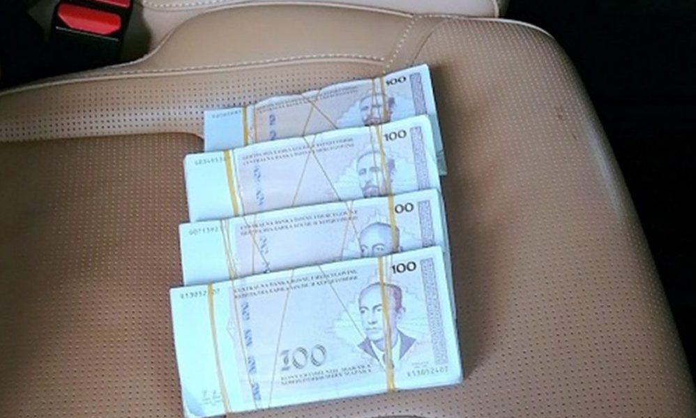 Dívik a valutacsempészet