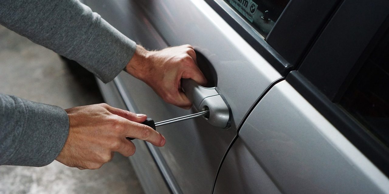 A rendőrség figyelmeztet: Lássák el elektronikus vagy mechanikai védelemmel járműveiket!