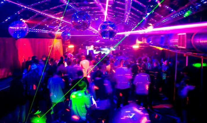 Szerbiában divat lett dicsekedni az illegális koronapartikkal