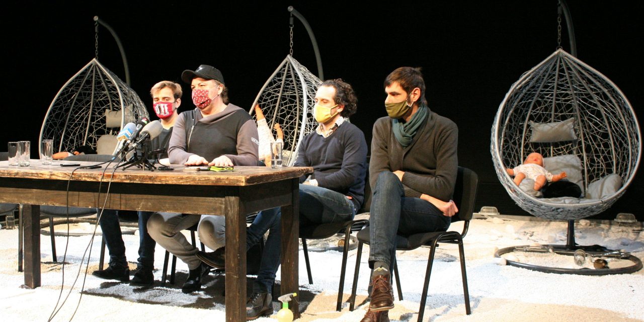 <span class="entry-title-primary">Három férfi a három nővér szerepében</span> <span class="entry-subtitle">Csehov művein keresztül a meleg, transzszexuális és biszexuális populáció helyzetével foglalkozik a Kosztolányi Dezső Színház új előadása</span>