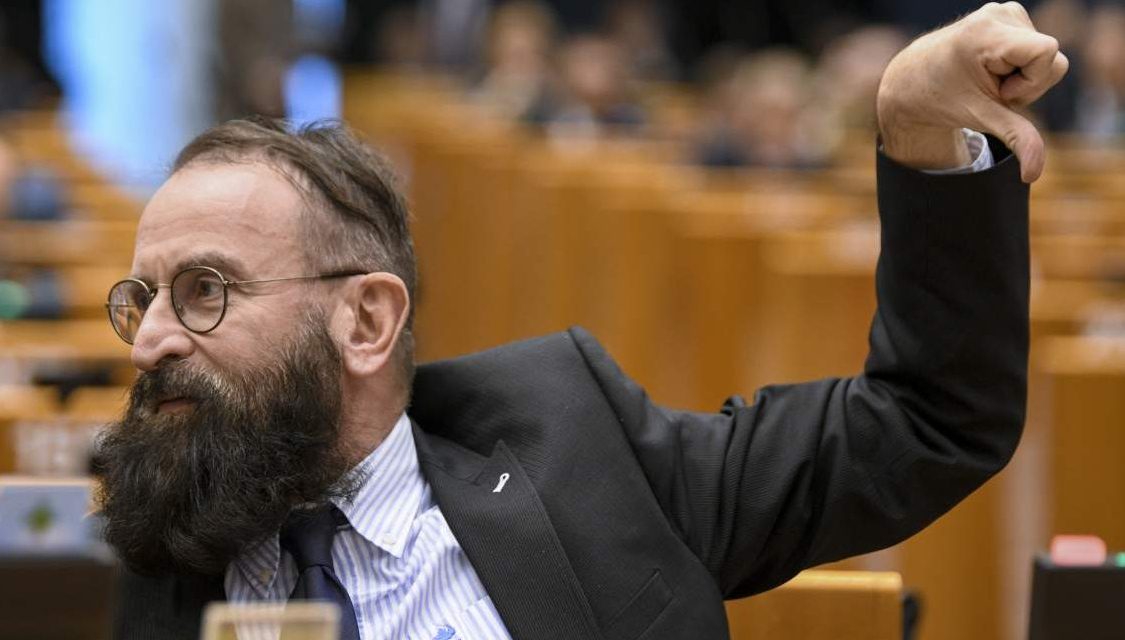 Szájer József visszaadja a diplomata-útlevelét