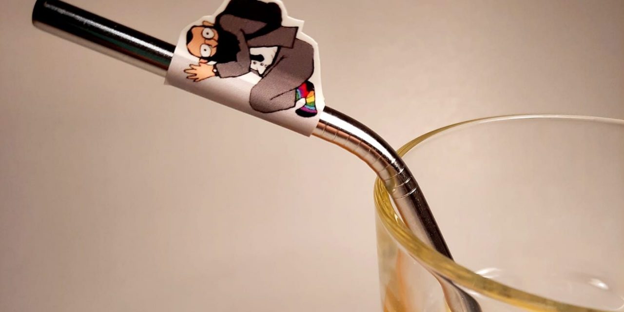 Környezetbarát fém szívószál mellé ereszcsatornán menekülő politikust árusít egy ajándékbolt