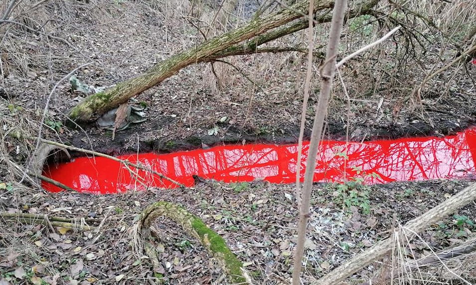 Piros színű víz ömlik a Bácskai Nagycsatornába