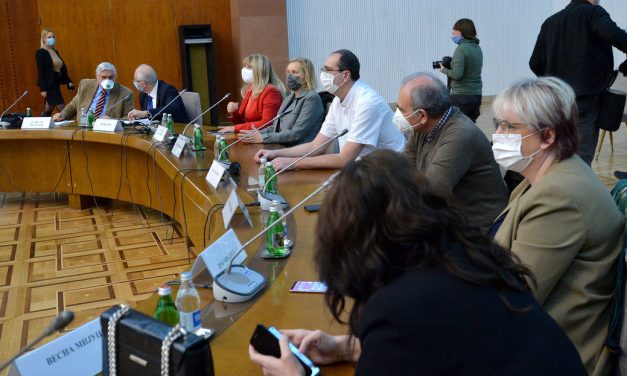 A korlátozások enyhítéséről döntött a válságstáb