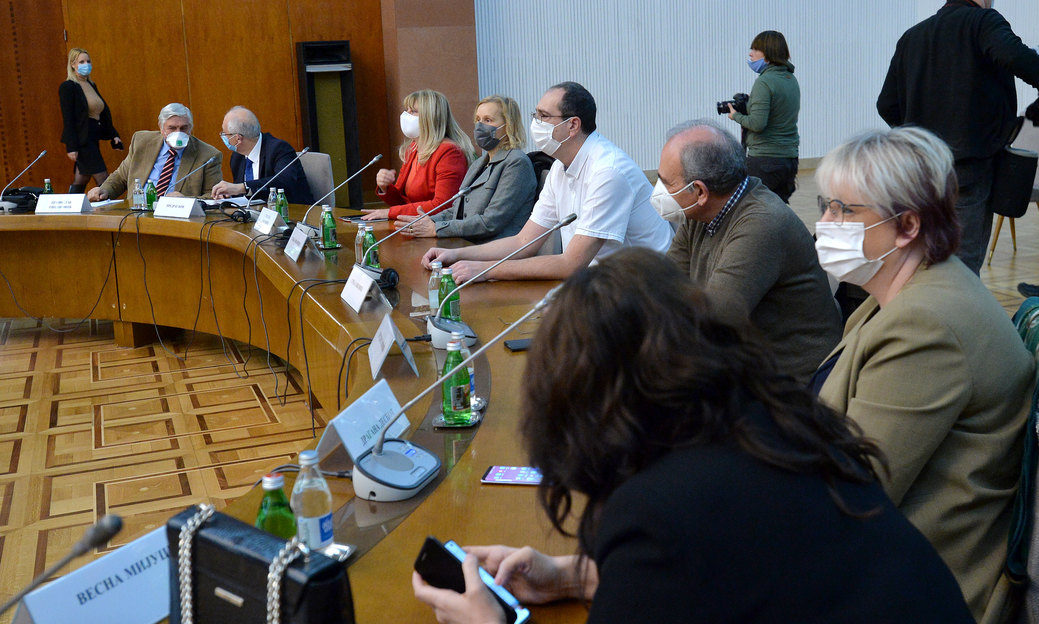 Döntött a válságstáb: Péntektől 22 óráig tarthatnak nyitva a vendéglátóhelyek, de zene nem szólhat