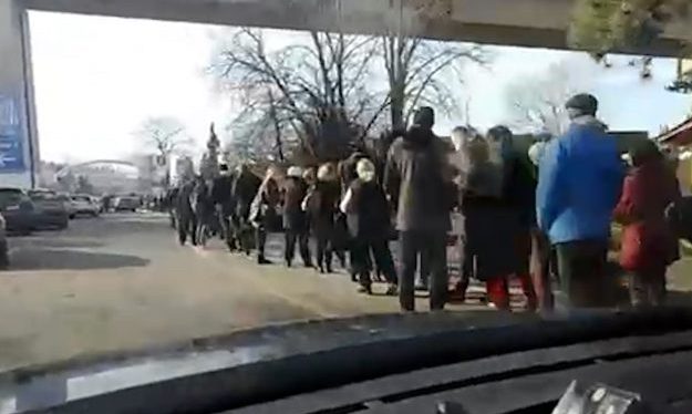 Hatalmas sor az egyik belgrádi oltópont előtt, az emberek vakcinára várnak (videó)