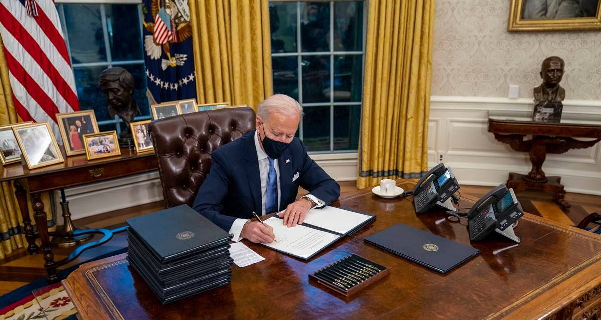 <span class="entry-title-primary">Mellvédről a munkahelyre</span> <span class="entry-subtitle">A washingtoni beiktatási ünnepség tettekkel folytatódott – Rendeletek és remekbeszabott szimbólumok tűzijátéka</span>