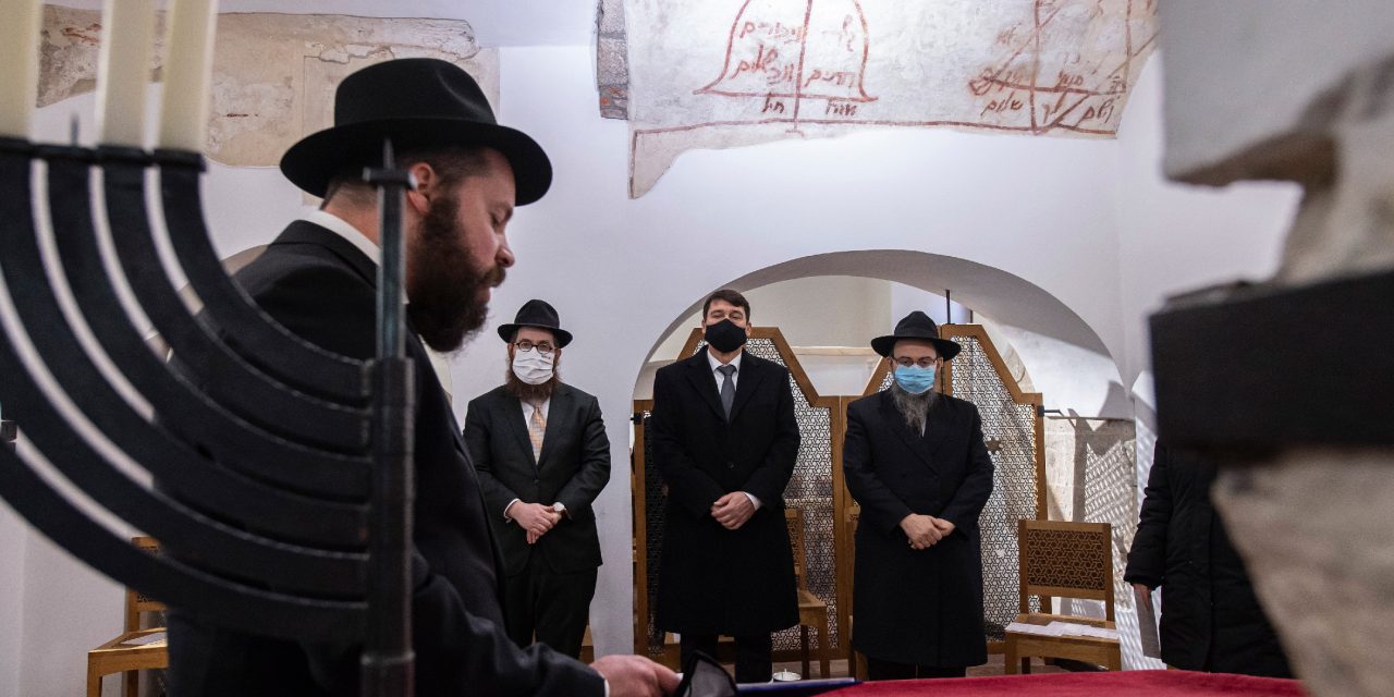 <span class="entry-title-primary">Orbán Viktor levelet írt, Áder János gyertyát gyújtott, Lukácsi Katalin levetkőzött</span> <span class="entry-subtitle">Így telt a Holokauszt Nemzetközi Emléknapja Magyarországon</span>