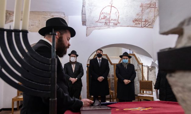 <span class="entry-title-primary">Orbán Viktor levelet írt, Áder János gyertyát gyújtott, Lukácsi Katalin levetkőzött</span> <span class="entry-subtitle">Így telt a Holokauszt Nemzetközi Emléknapja Magyarországon</span>