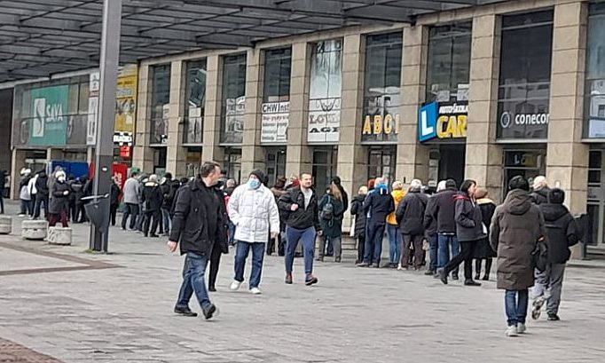 Mától csak azok kaphatják meg a vakcinát, akik előzetesen igényelték azt