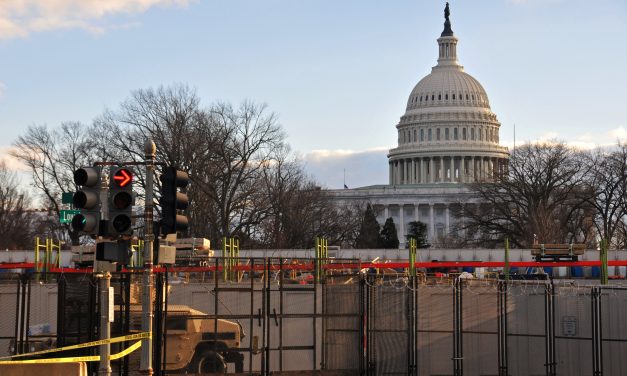 <span class="entry-title-primary">Csúcsra járatott biztonság (Fotóriportunk)</span> <span class="entry-subtitle">Fenyegetések ellen 25 ezer gárdista, de jó a hangulat – Washingtoni helyzetkép az elnöki beiktatás előtt</span>