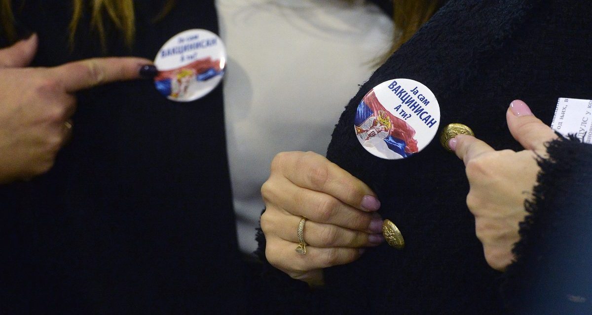 Dveri: Az oltást népszerűsítő kitűző diszkriminálja a polgárokat