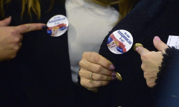 Dveri: Az oltást népszerűsítő kitűző diszkriminálja a polgárokat