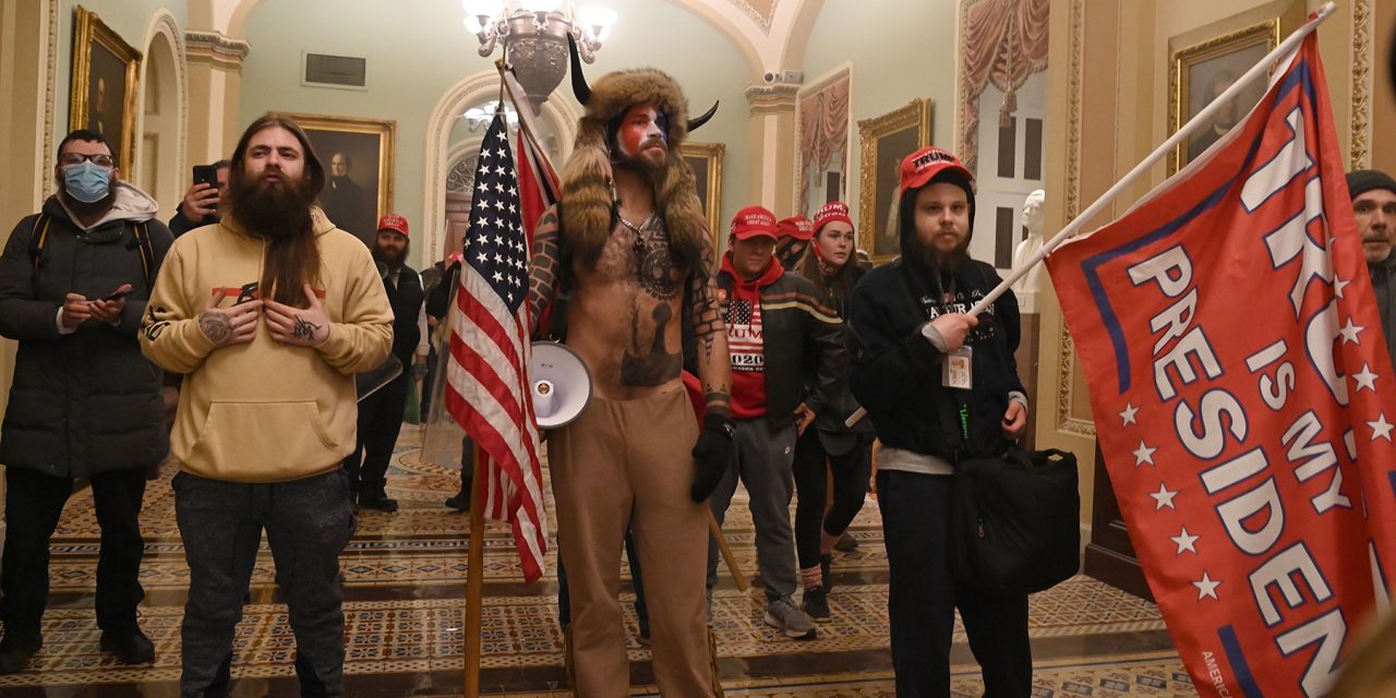 <span class="entry-title-primary">2021 berúgta az ajtót!</span> <span class="entry-subtitle">Zűrzavarral köszöntött be az új esztendő – Átnéztük a világsajtót</span>