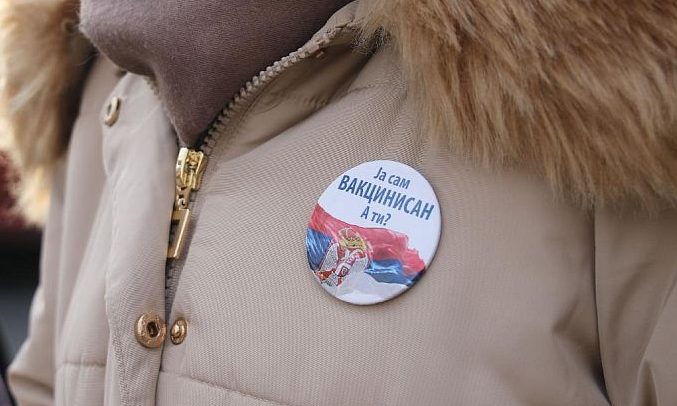 Szerbiában kitűzőkkel népszerűsítik a koronavírus elleni védőoltást