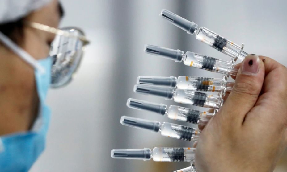 Totális káosz a magyar oltási rendszerben, soha ennyi beteg nem volt lélegeztetőgépen