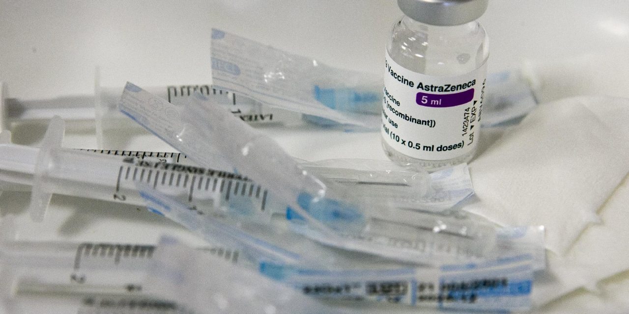 A gyártó elismerte: ritka mellékhatást okoz az egyik koronavírus-vakcina