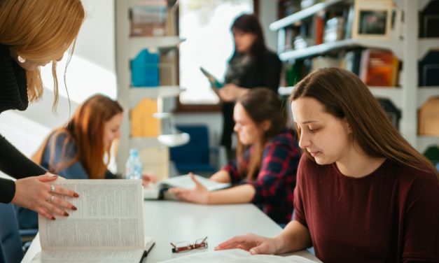 A fiatalok is inkább az érzelmeik alapján döntenek, nem tájékozódnak