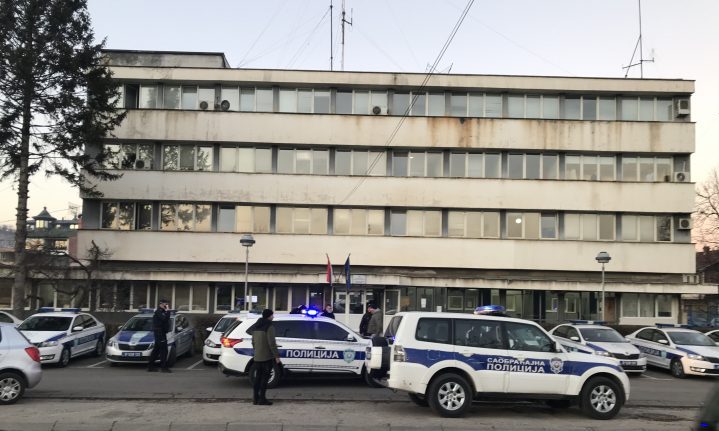 A rendőrség közelében gyújtogatott, rongált, miközben a rendőrök aludtak
