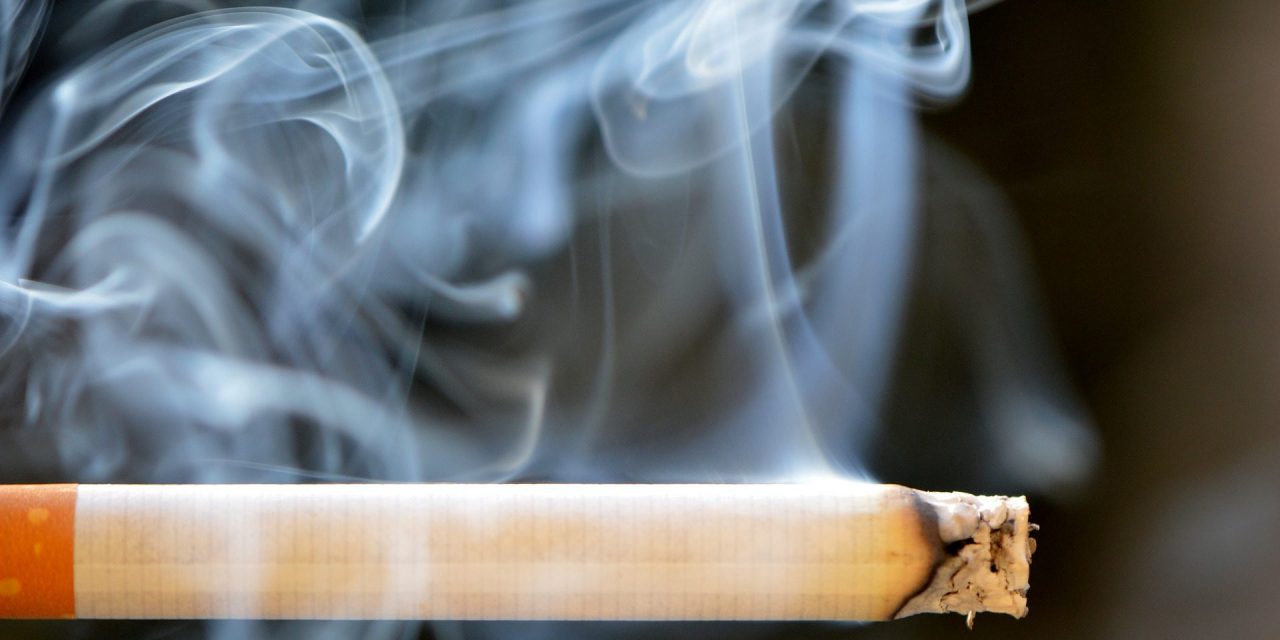 Levette az oxigénmaszkot, majd cigarettára gyújtott egy beteg