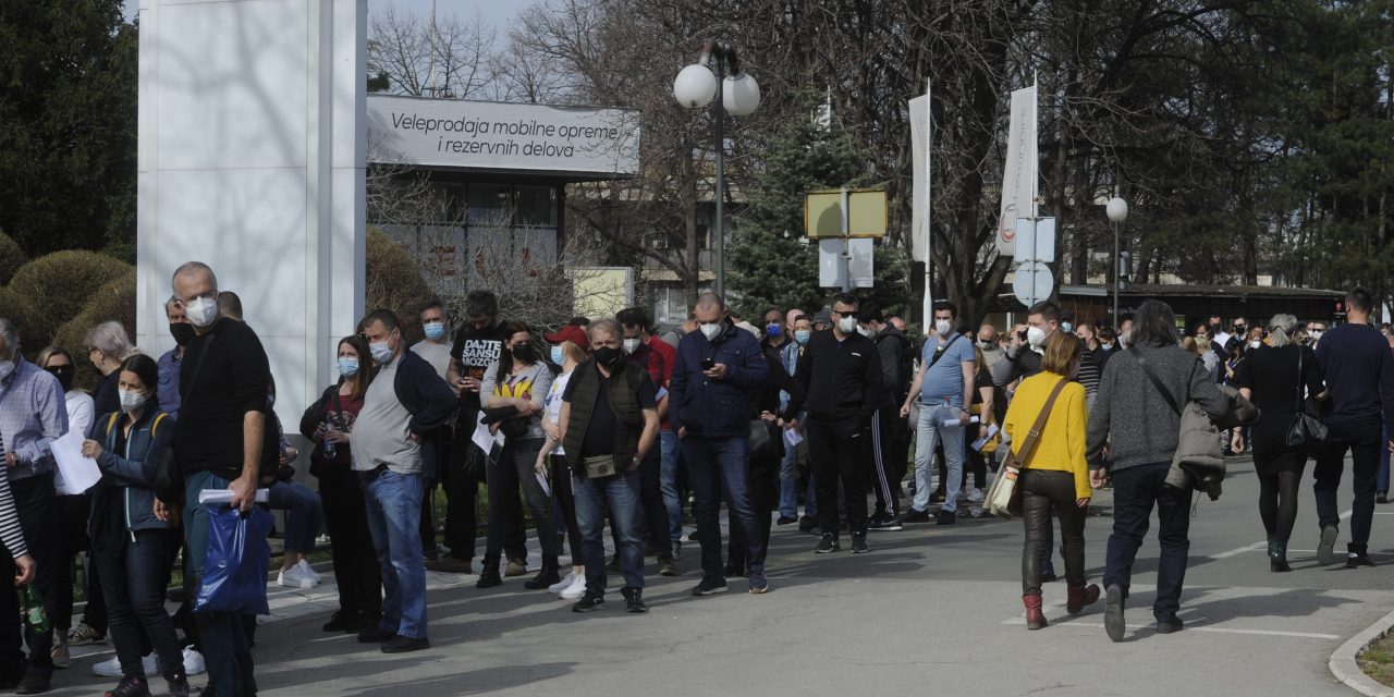 Óriási sorok a szerb határokon, nagyon sok külföldi utazik Szerbiába vakcináért