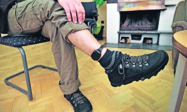 Kiütött egy kötözködő „ćacit”, egy év házi őrizetre ítélték