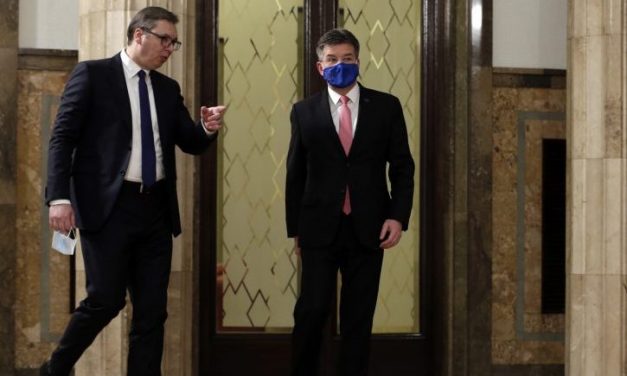 A két különböző vakcinával beoltott férfinak azt javasolták, indítson kártérítési pert