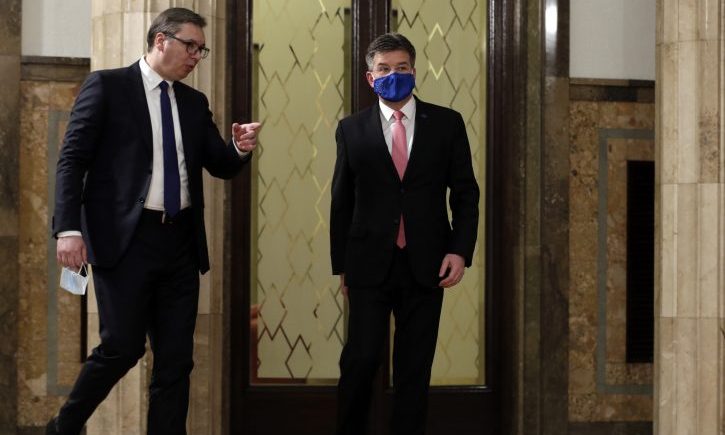 A két különböző vakcinával beoltott férfinak azt javasolták, indítson kártérítési pert