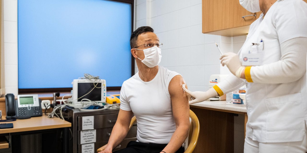 Szijjártó: Az oltásoknak köszönhetően nincs szükség érdemi korlátozásokra Magyarországon