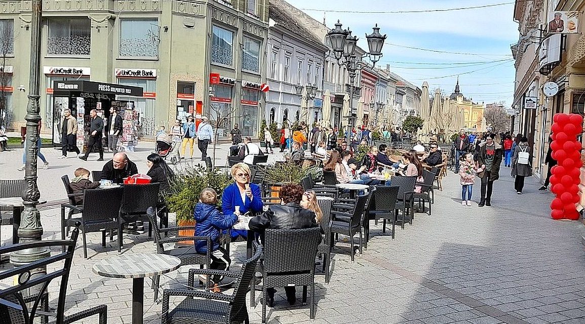 Az újvidékiek a tilalom ellenére „elfoglalták” a kávézók teraszait (Fotók)