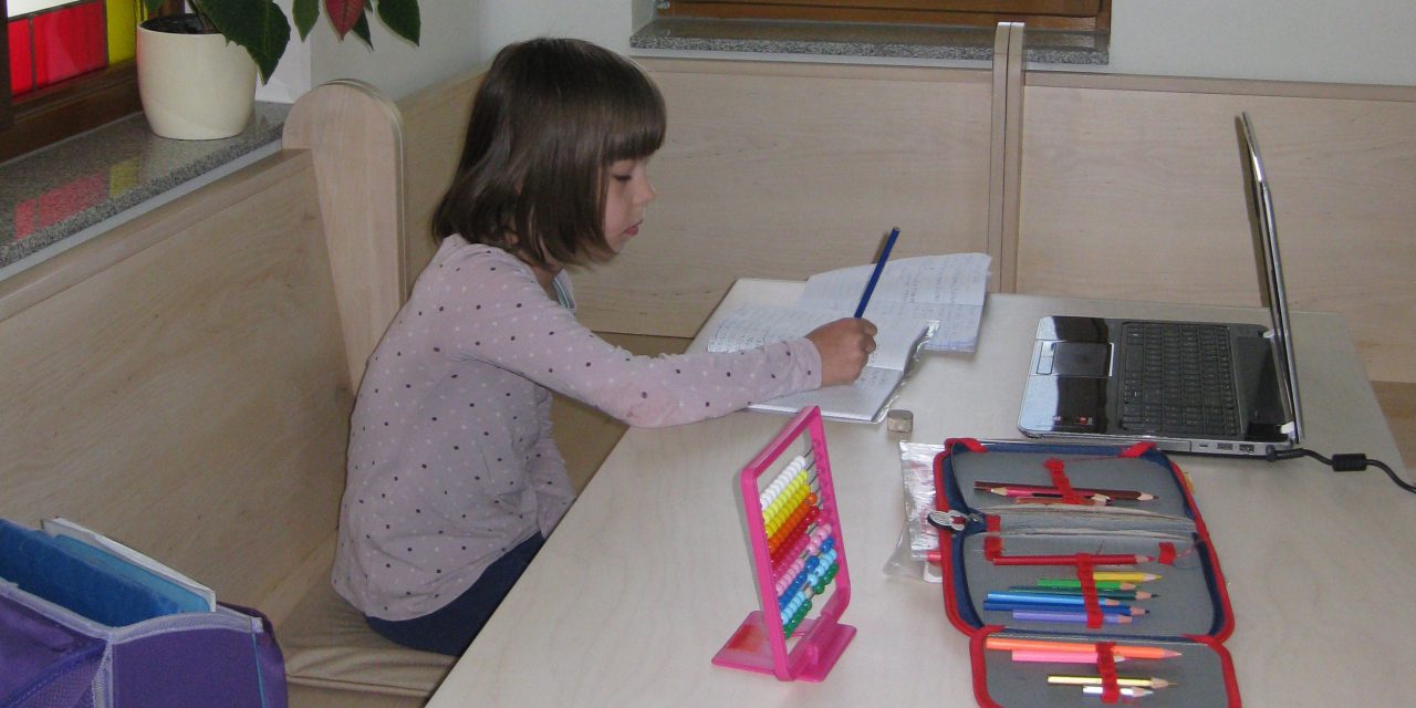 <span class="entry-title-primary">„Utolért az idegkimerülés, többször elsírtam magam”</span> <span class="entry-subtitle">A technikai nehézségeken túl sokszor lelkileg is megterhelő a családoknak az online oktatás</span>