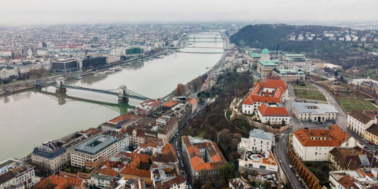 Rendezvényszervezők tüntettek a szerb kormány épületénél