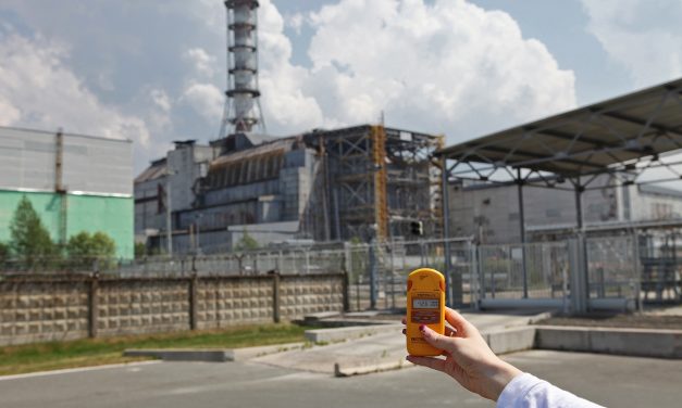 Eltalálták a csernobili atomerőmű védőburkolatát: Katasztrófától tart az ENSZ