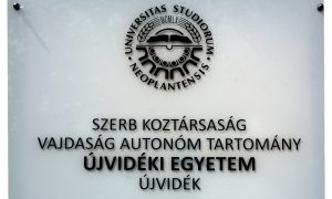 Az Újvidéki Egyetem magyar nyelvű cégtáblája – hiányzó ékezettel (Fotó: Szappanos Veronika/SZMSZ)