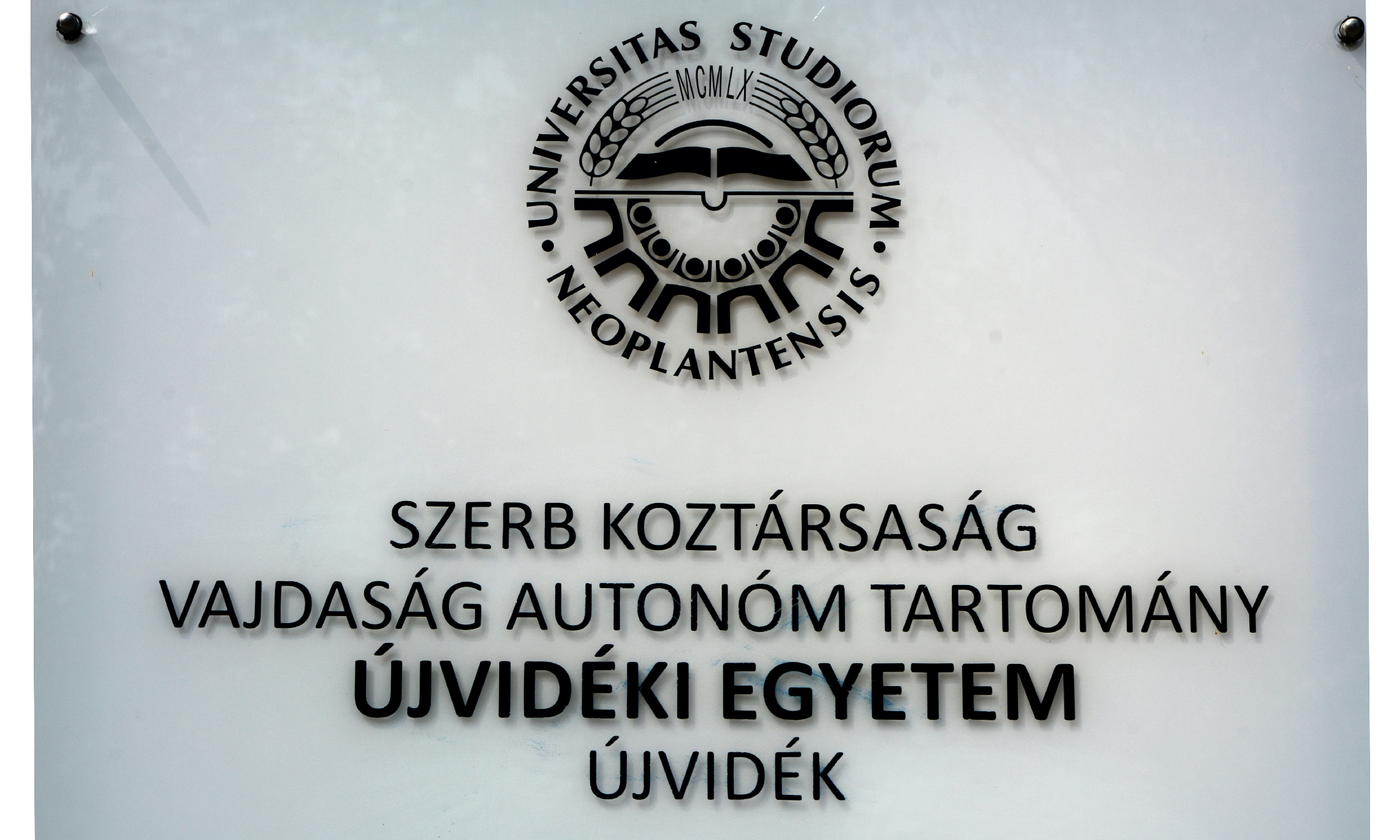 Az Újvidéki Egyetem magyar nyelvű cégtáblája – hiányzó ékezettel (Fotó: Szappanos Veronika/SZMSZ)