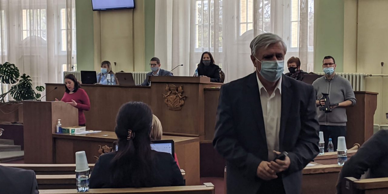 <span class="entry-title-primary">Czegledi maradt a polgármester</span> <span class="entry-subtitle">A képviselők többsége támogatásáról biztosította a zentai polgármestert</span>