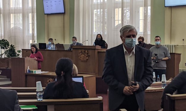 <span class="entry-title-primary">Czegledi maradt a polgármester</span> <span class="entry-subtitle">A képviselők többsége támogatásáról biztosította a zentai polgármestert</span>