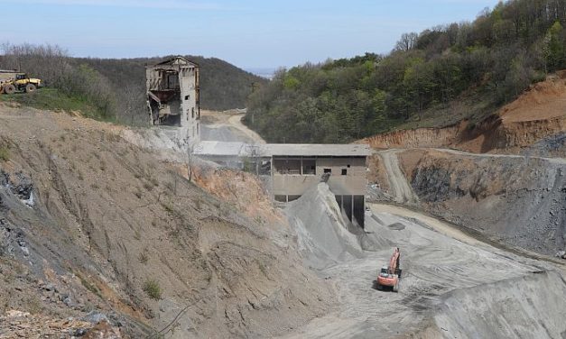 Hiába a feljelentés, továbbra is működik a kőfejtő a Fruška gorán