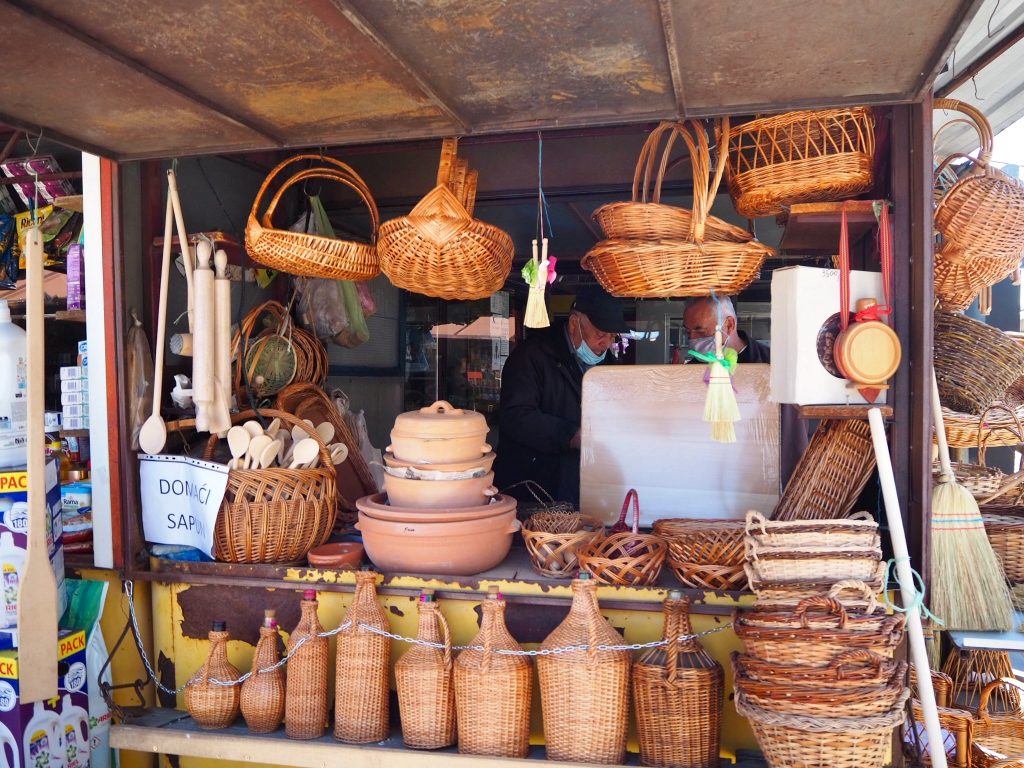 „Igyekszem valahogy kitartani és átvészelni ezt az időszakot, de már fogytán az erőm” – mondja egy vesszőfonással foglalkozó kézműves. Számos árushoz hasonlóan ő is arra kényszerült, hogy felélje a tartalékait, hiszen bevételhez alig jutott (forrás: Natalija Jakovljević - Magločistač)