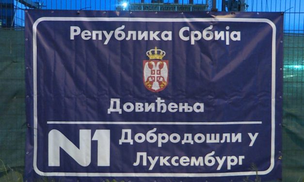 Ismét provokatív transzparensek jelentek meg az N1 Televízió épületénél