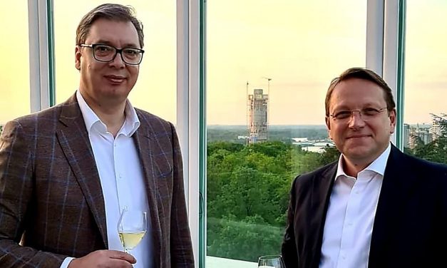 Vučić Várhelyivel tárgyalt Belgrádban