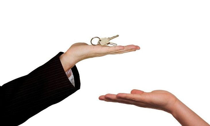 <span class="entry-title-primary">Autóvásárlás – adásvételi szerződés helyett ajándékozás</span> <span class="entry-subtitle">Mi az oka, hogy már majdnem megegyezik az ajándékozások száma az adásvételekével?</span>